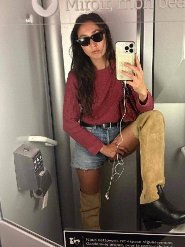 免息炒股配资 炸街穿搭哲学：简约不简单的ins博主时尚范本